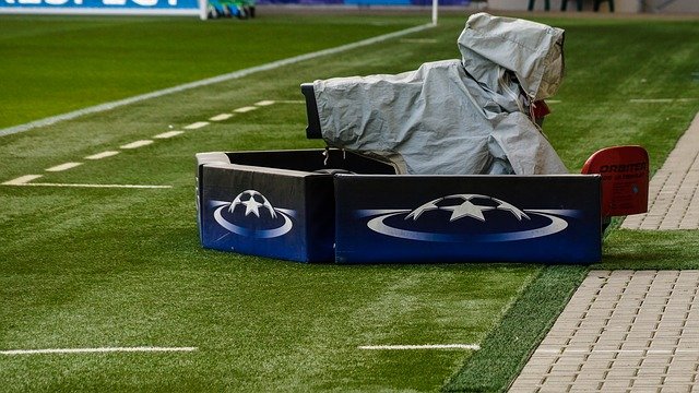 champions league rechte - TV Kamera auf Fussballfeld