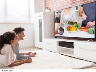 frau-und-mann-gucken-tv
