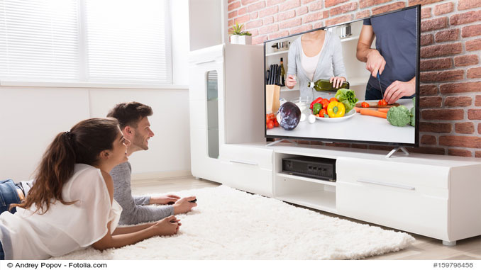 frau-und-mann-gucken-tv frau-und-mann-gucken-tv
