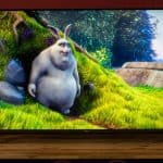 Test: LG 55UM7510PLA - TV von vorne mit Film an