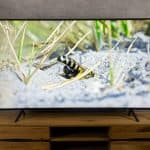 Samsung RU7379 - Fernseher von vorne und eingeschaltet